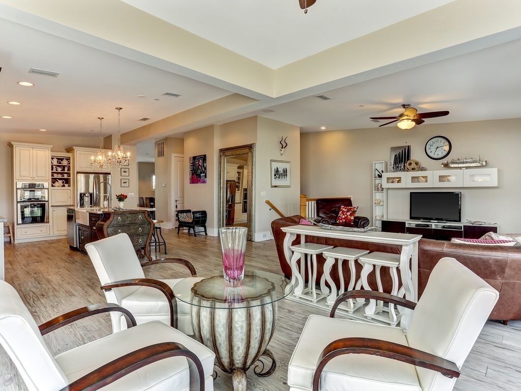 Luxurious, Spacious Townhome with Fireplace!  Quick Walk to the Beach!