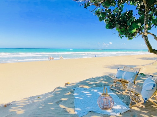 Beautiful BEACHFRONT condo,  close to all the shops/restaurants.