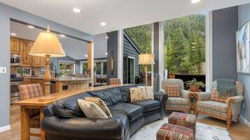 Smart TV, chimenea, reproductor de DVD y futbolito