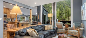 Keystone Ski Resort w/ Free Shuttle, Pet Friendly, Private Hot Tub, Pool Access!