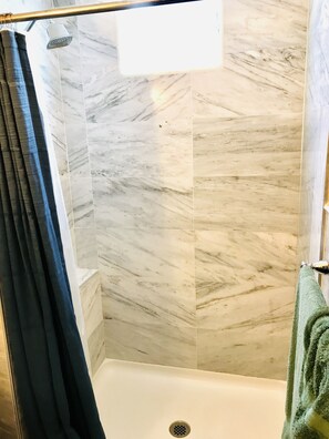Ducha, secador de pelo, bidet, toallas