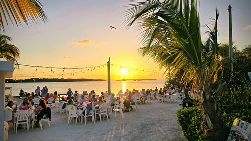 Amazing Sandy Beach Sunsets + New Pool + Best Location w/ Park - Bikes & Kayaks