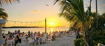 Amazing Sandy Beach Sunsets + New Pool + Best Location w/ Park - Bikes & Kayaks