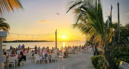 Amazing Sandy Beach Sunsets + New Pool + Best Location w/ Park - Bikes & Kayaks