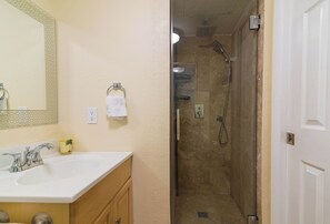 Shower, hair dryer, towels, soap - Amazing Sandy Beach Sunsets + New Pool + Best Location w/ Park - Bikes & Kayaks (Islamorada)