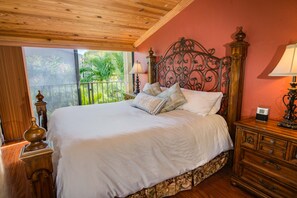 3 habitaciones, escritorio y tabla de planchar con plancha