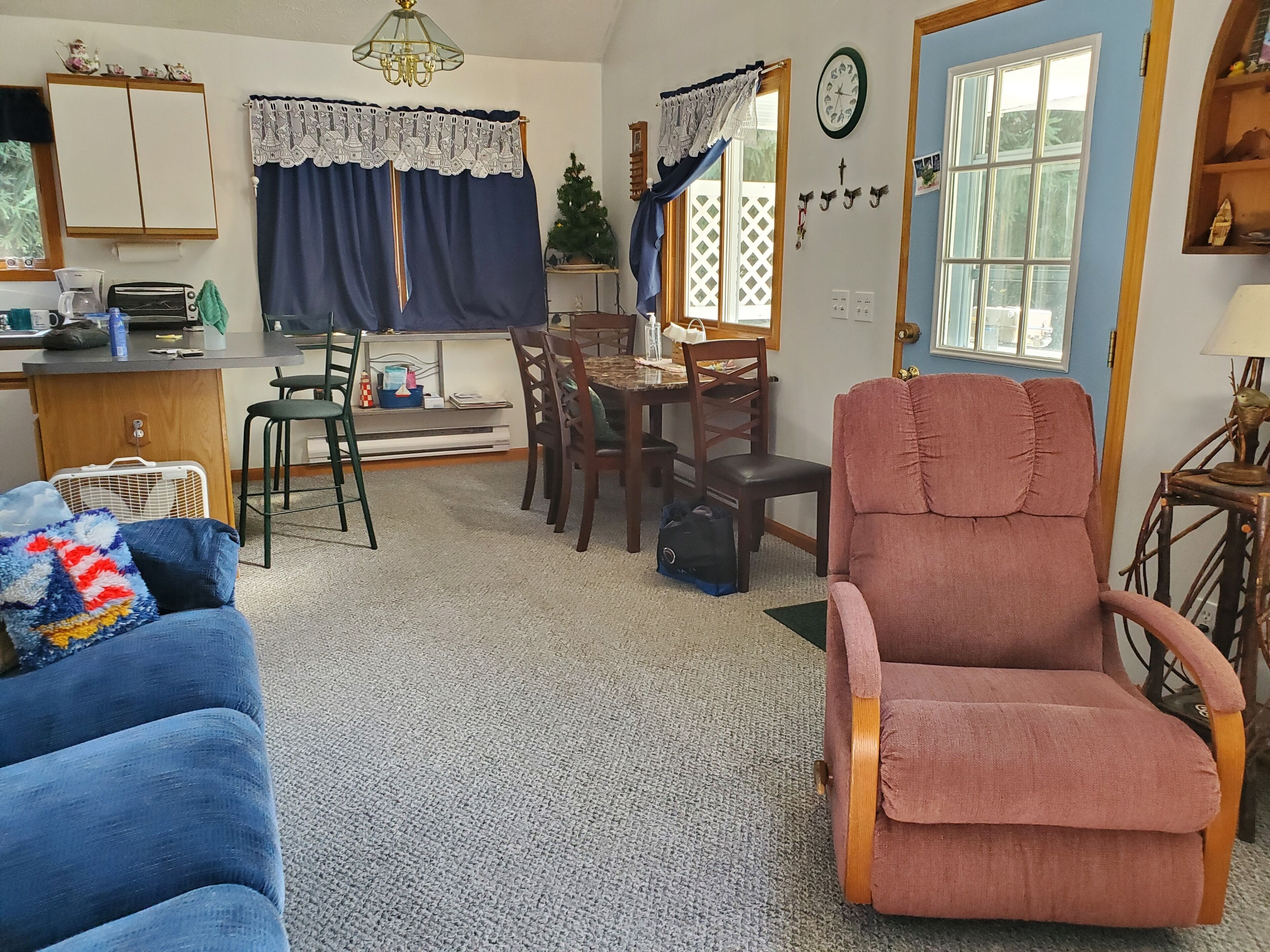 Northern Michigan, genuine on the lake up north cottage with hot tub