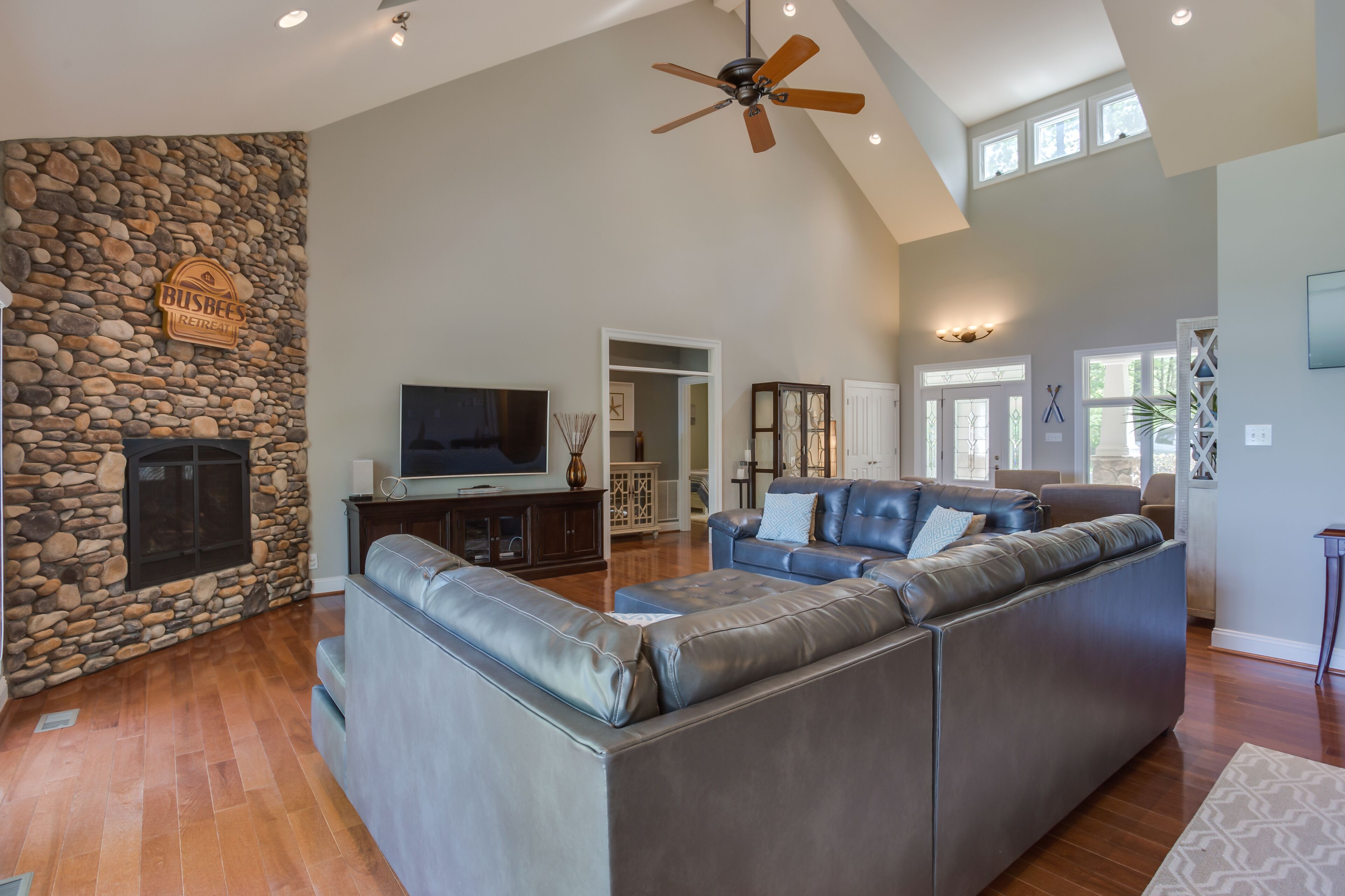 Private Cove, Brand New Beds and Mattresses, Linen Service included, WiFi