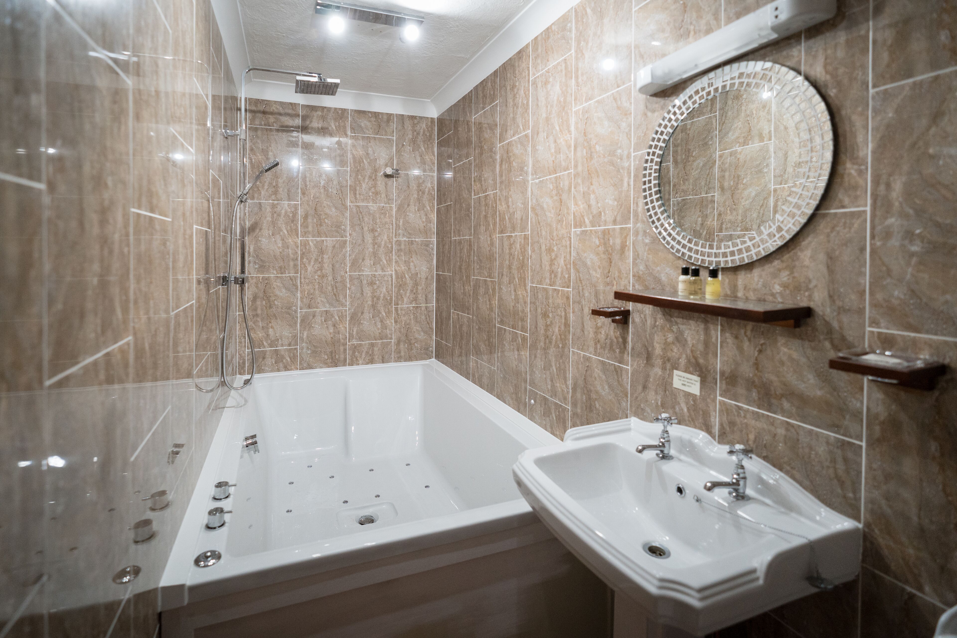 honeymoon suite | bathroom | free toiletries, hair dryer, towels
