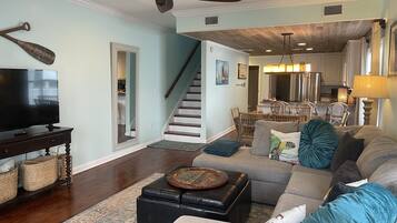 Een smart-tv, een dvd-speler en boeken