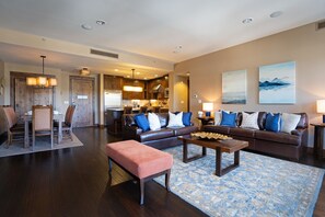 Una televisión, una chimenea, un reproductor de DVD