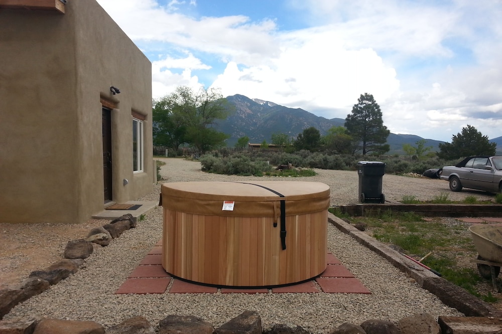 New adobe guest house - mountain views - great location - hot tub