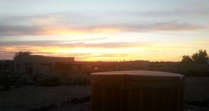 New adobe guest house - mountain views - great location - hot tub