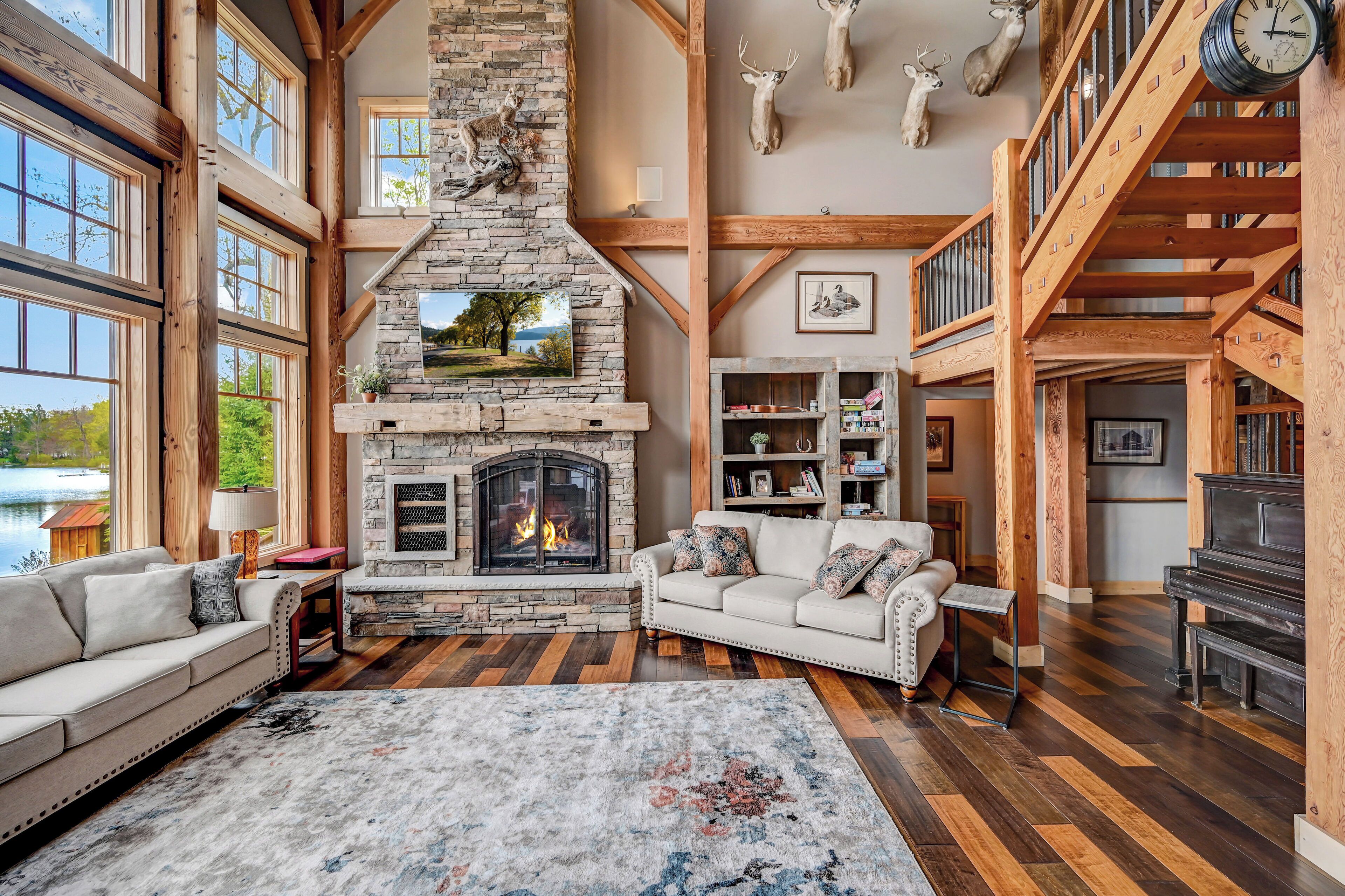 Luxury Lakefront Timber Frame Cabin: Hot Tub, Kayaks, Gym, Fishing, Sleeps 14+