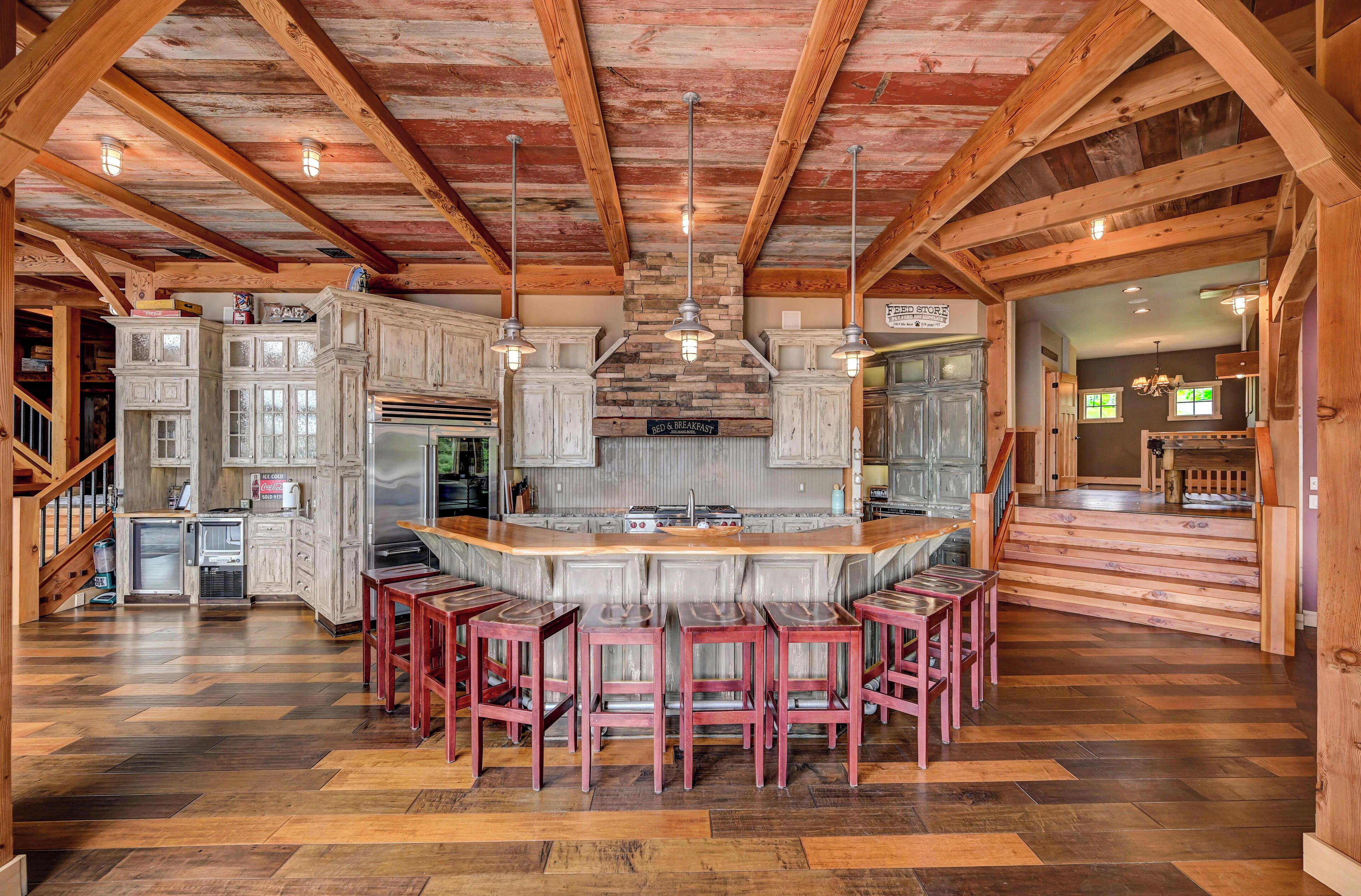 Luxury Lakefront Timber Frame Cabin: Hot Tub, Kayaks, Gym, Fishing, Sleeps 14+