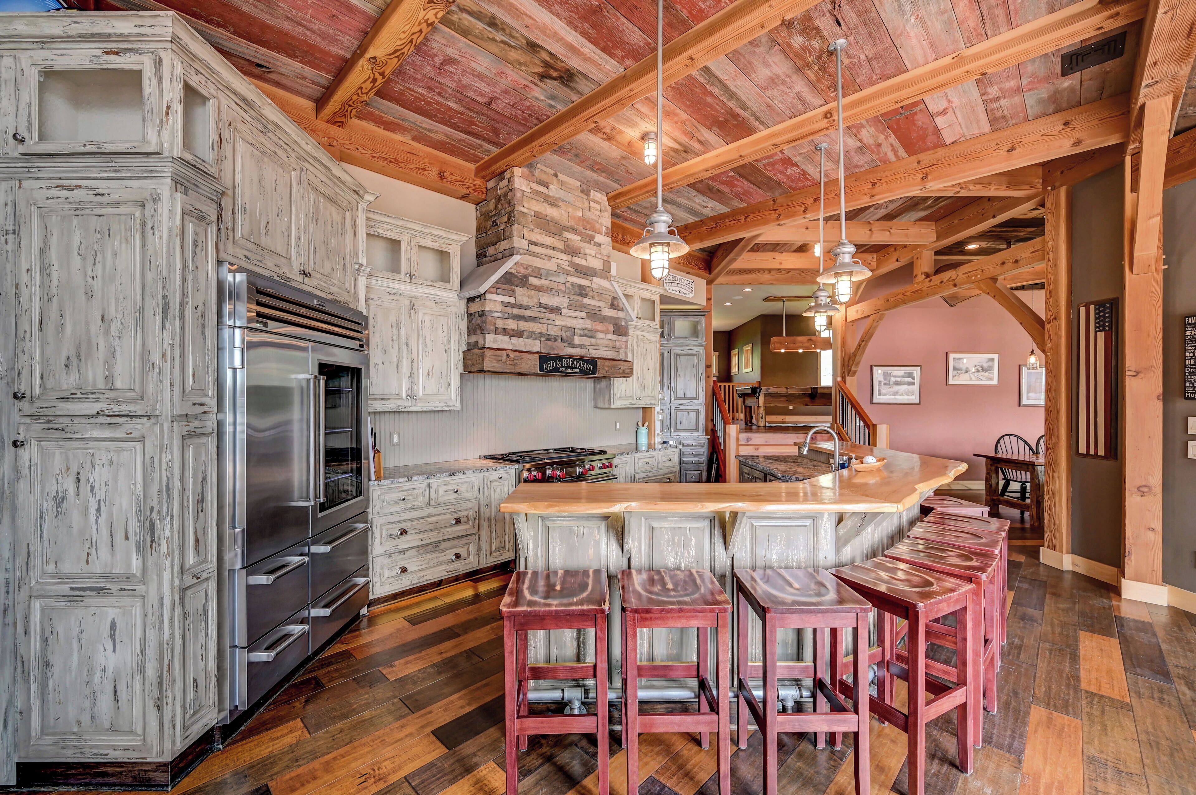 Luxury Lakefront Timber Frame Cabin: Hot Tub, Kayaks, Gym, Fishing, Sleeps 14+