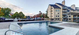 UUSI LUETTELO! Viihtyisä huoneisto, jossa on yhteiset uima-altaat, poreallas ja sauna, hiihtokuljetusreitillä!