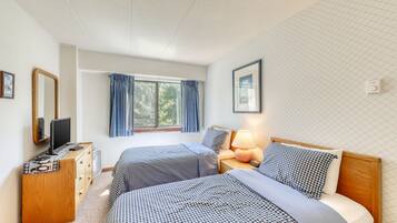 2 bedrooms, iron/ironing board, WiFi, bed sheets