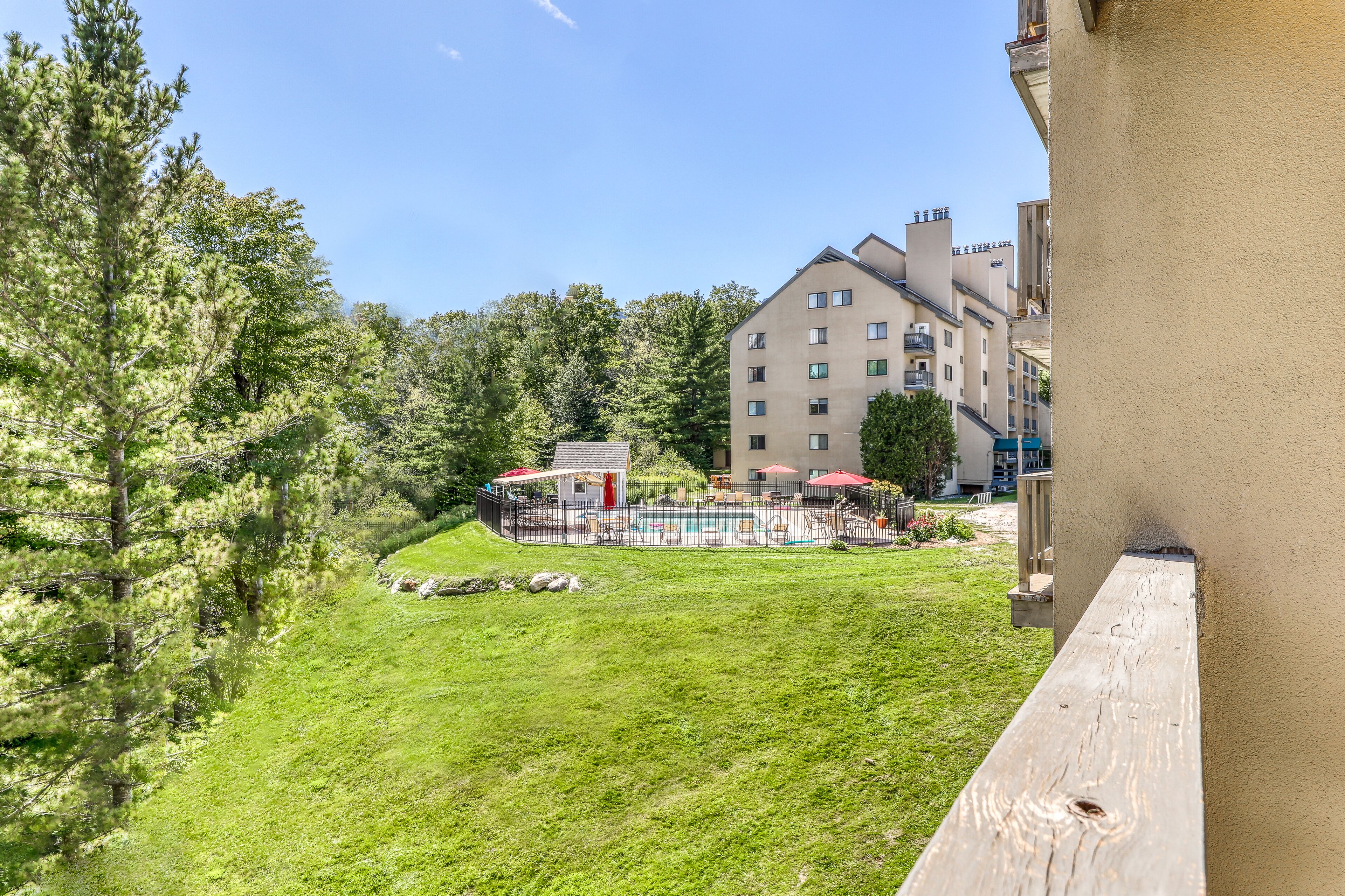 Cozy condo on ski shuttle route with free WiFi & full ktichen