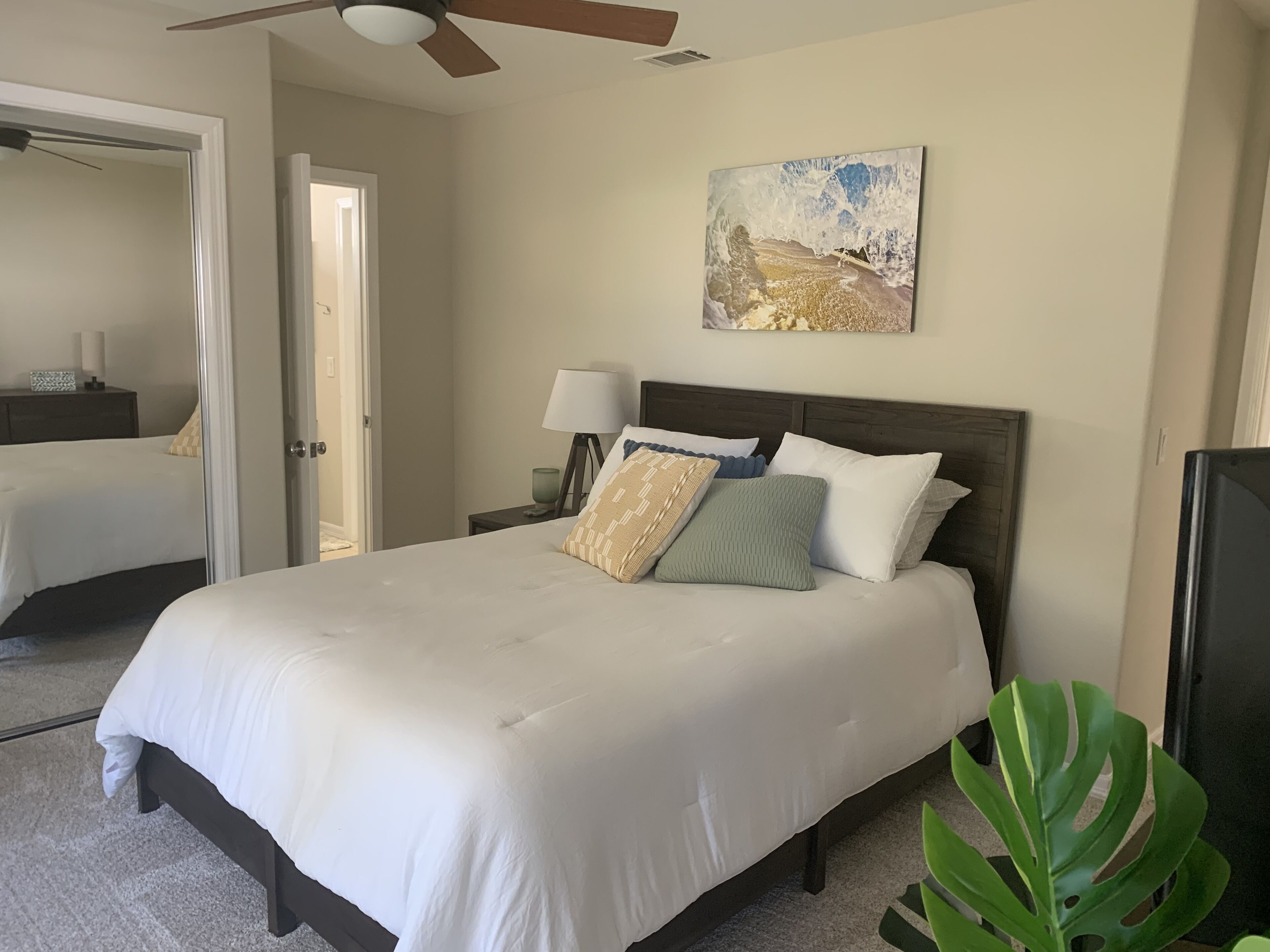 4 slaapkamers, een bureau, een strijkplank/strijkijzer, reisbedje