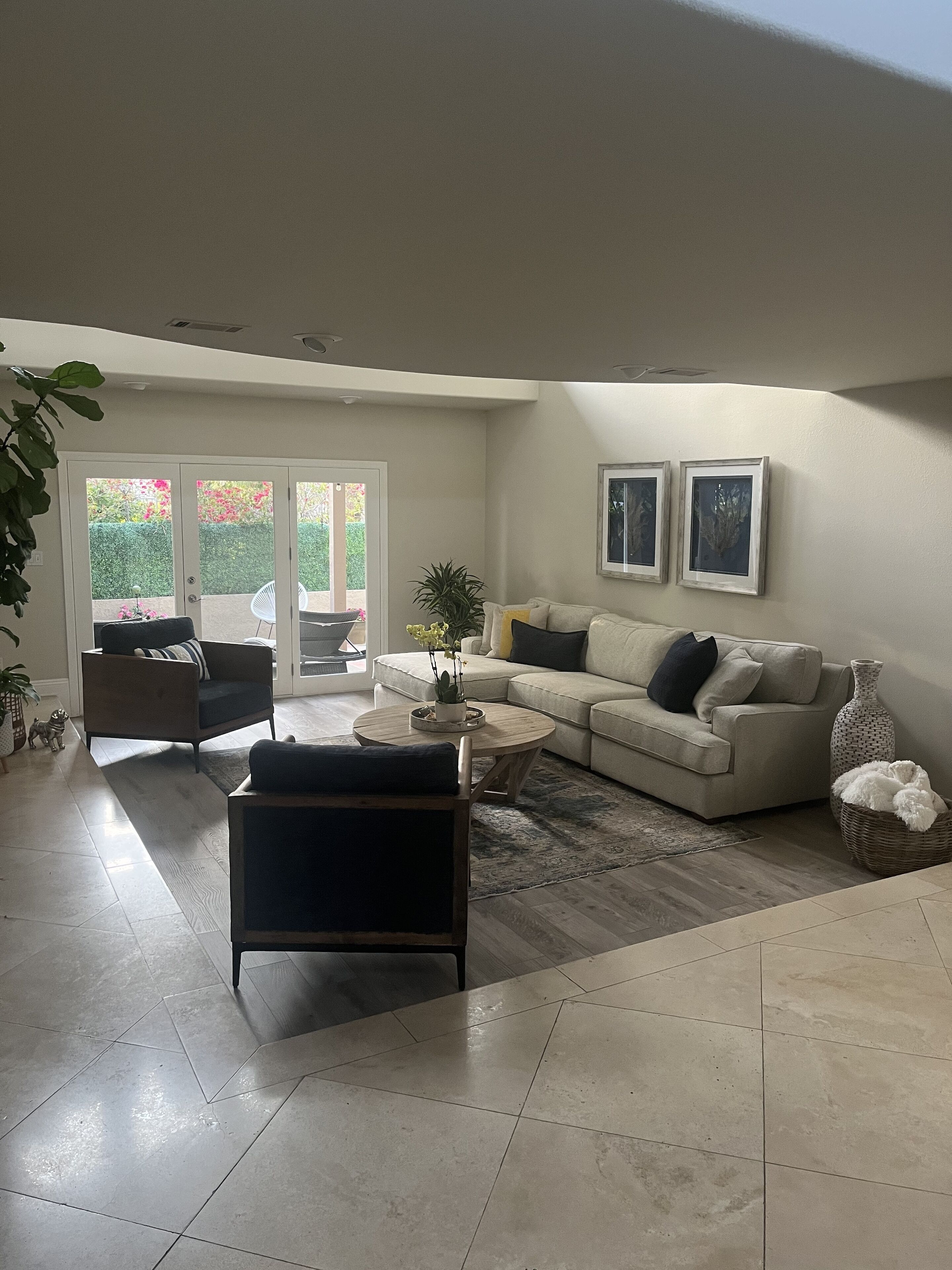 Een smart-tv, een open haard, een dvd-speler en een tafeltennistafel