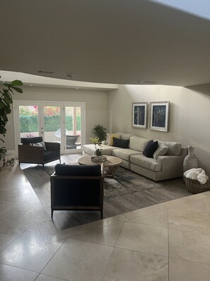 Smart TV, fireplace, DVD player, ping pong - Beautiful home - Great location!! ~ Borders San Clemente, Ocean View  STR14-0140 (Capistrano Beach)