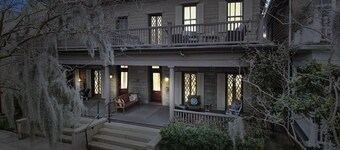 Porch Lovers Dream: 2 King Beds, Free Easy Parking