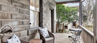 Porch Lovers Dream: 2 King Beds, Free Easy Parking