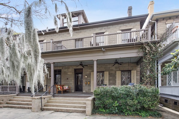 Exterior - Porch Lovers Dream: 2 King Beds, Free Easy Parking (Savannah)