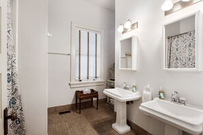 Combined shower/tub, hair dryer, towels