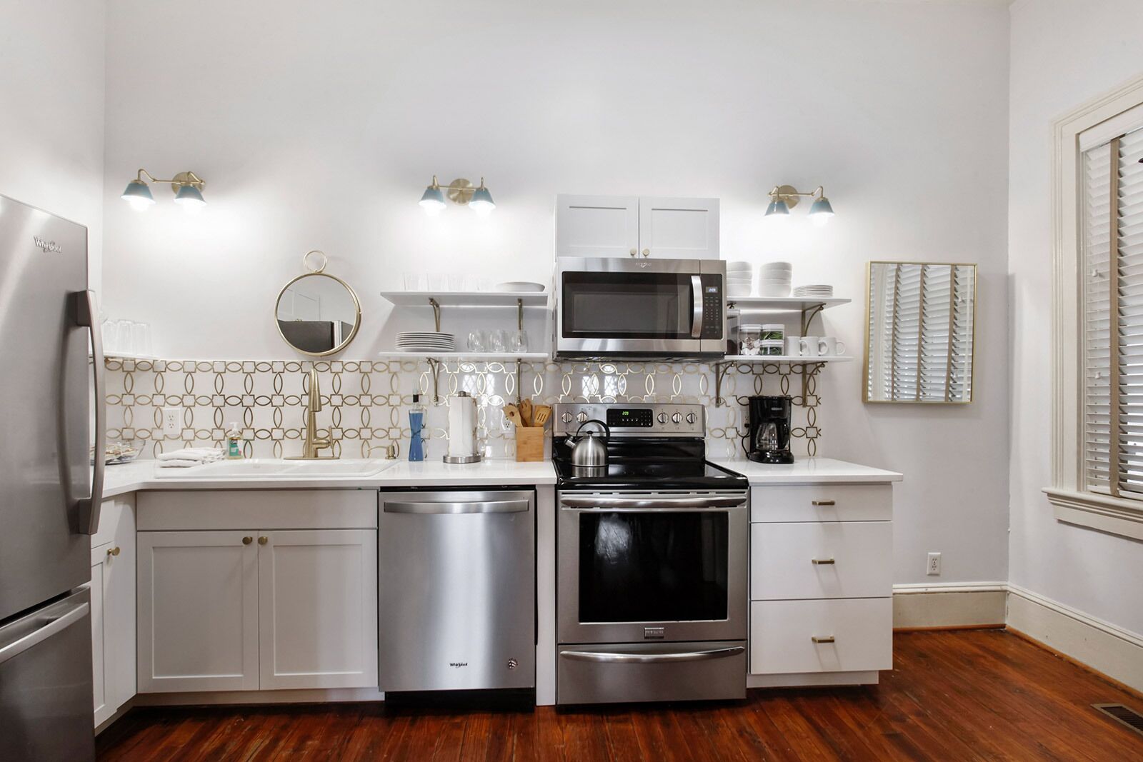 Porch Lovers Dream: 2 King Beds, Free Easy Parking