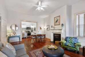 TV - Porch Lovers Dream: 2 King Beds, Free Easy Parking (Savannah)