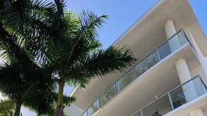 Un immeuble à plusieurs étages doté de balcons et de grandes fenêtres.