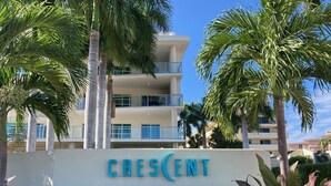 Un immeuble à plusieurs étages, doté de balcons et d’une enseigne sur laquelle on peut lire « CRESCENT ».