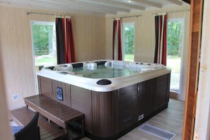 Indoor spa tub