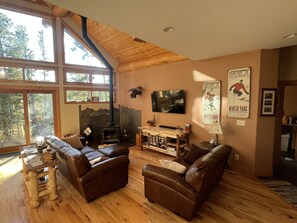 Téléviseur connecté, foyer, lecteur de DVD, table de ping-pong