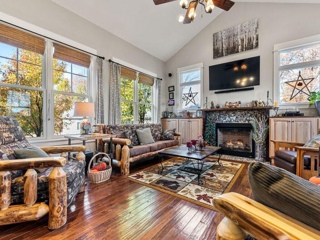 SECOND CHANCE RETREAT: Pool - Hot Tub - Fire Pit - Walk to Town and Beach