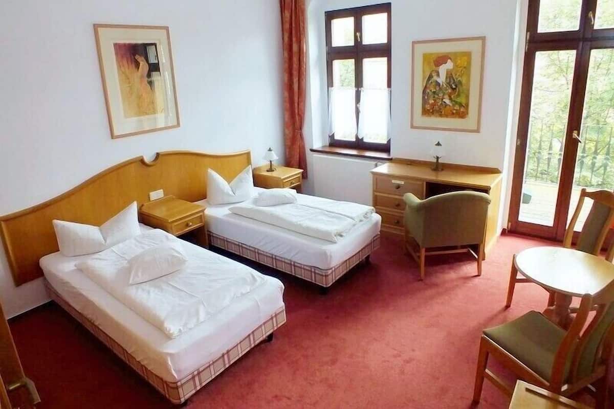 Minibar, camas extra, wifi gratis y ropa de cama