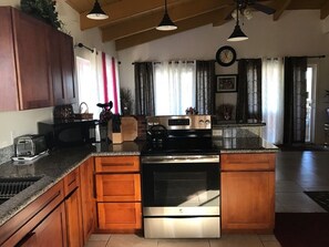 冰箱、微波炉、烤箱、炉灶