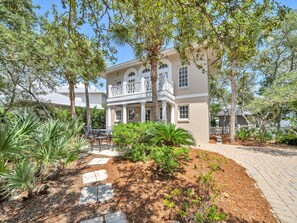 Exterior - Nestled Inn is your home away from home just steps away from the beach! (Panama City Beach)