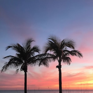 Ranta lähistöllä, aurinkotuoleja, rantapyyhkeitä