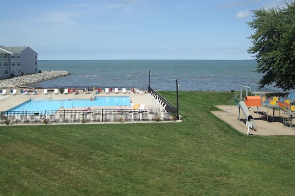 Utomhuspool och uppvärmd pool