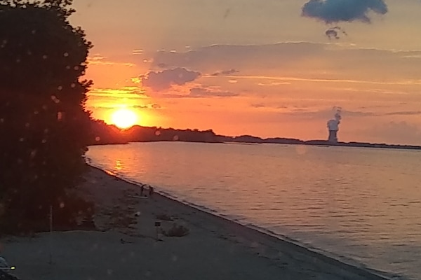 En la playa, sillas reclinables de playa