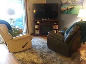 Smart TV, fireplace, video games, DVD player -  WINTER RENTERS ACCEPTING, POOL CLOSES OCT 6,
 BEAUTIFUL CONDO ON LAKE ERIE, (Port Clinton)