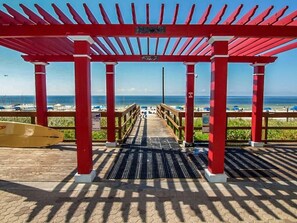På stranden