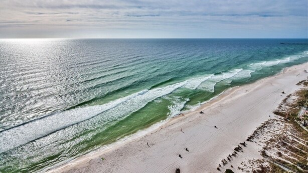 A beach with a clear view of the ocean and a pier in the distance. - 4th floor@Majestic! 3br!2 King beds+Triple Bunk! Gym/weight room access included (Panama City Beach)