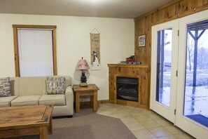 TV, fireplace - Perfect family space. Lots of room. Easy drive to New River Gorge National Park. (Ghent)