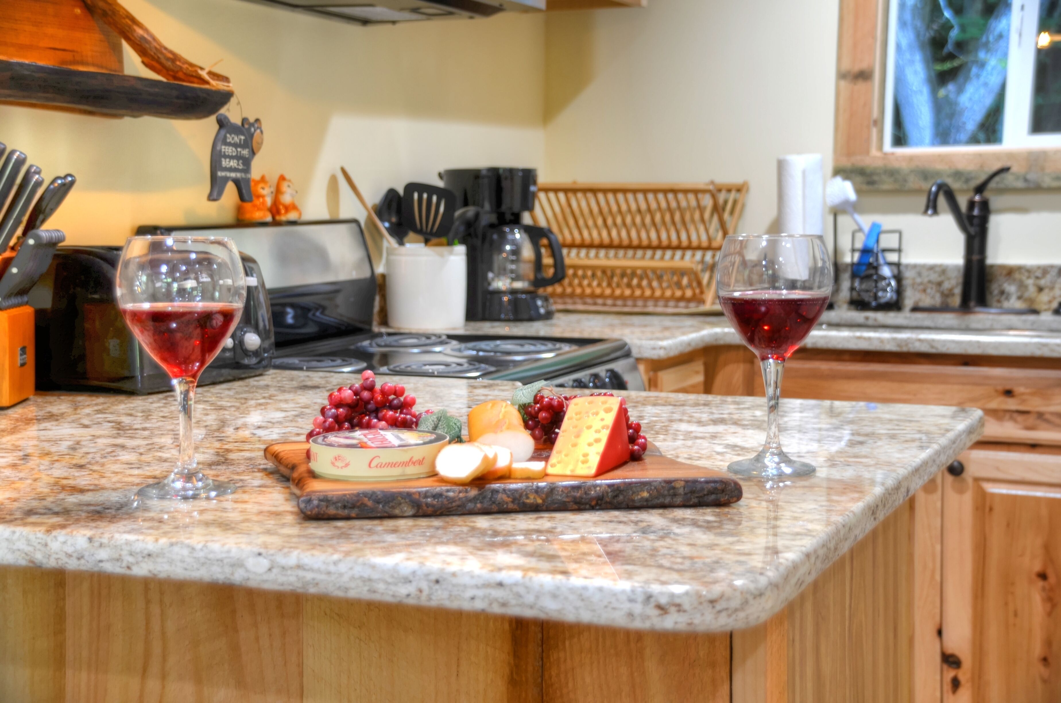 Covered porch with grill, Hot Tub, Firepit, Pet friendly, Close To NOC & Tsali