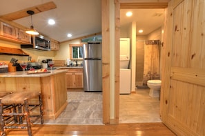 Full-sized fridge, microwave, oven, stovetop