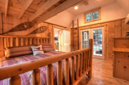 Cozy Forest Tiny Cabin • Hot Tub • Fire Pit • Pets Welcome • Near NOC & GSMR